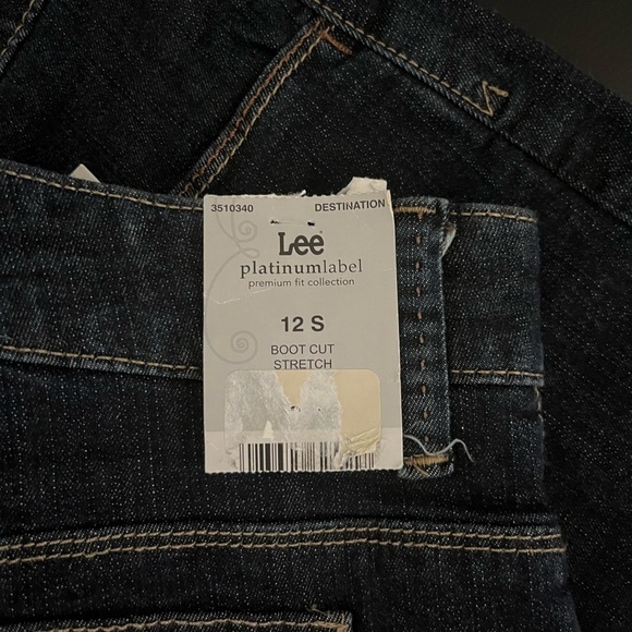 Women’s Lee Blue Relaxed Jeans with Wide Rolled Cuffs - Picture 4 of 10